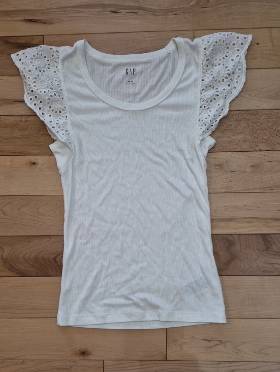 GAP Tops - GAP Women's Size XS White Ribbed Tank with Eyelet Flutter Sleeves